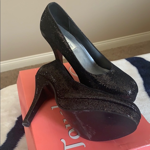 Heels - Picture 2 of 2